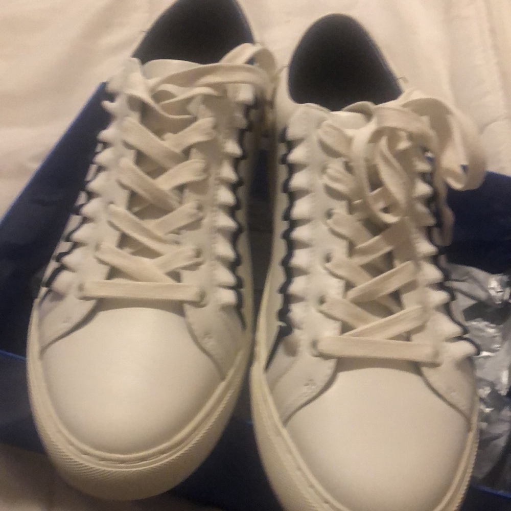 New in the original box Ruffle sneaker cal leather Snow White & navy